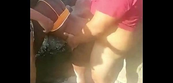  Bela Índia Leva a praia de Abricó a loucura com um bukkake Alucinante!!